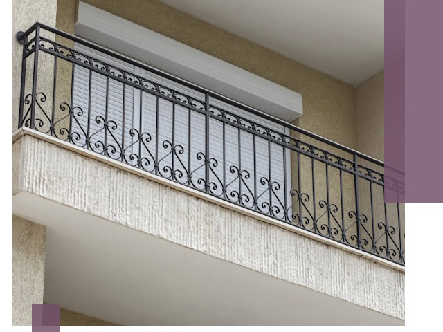 Балконные ограждения из металла и стекла в Кирове-Чепецке для домов